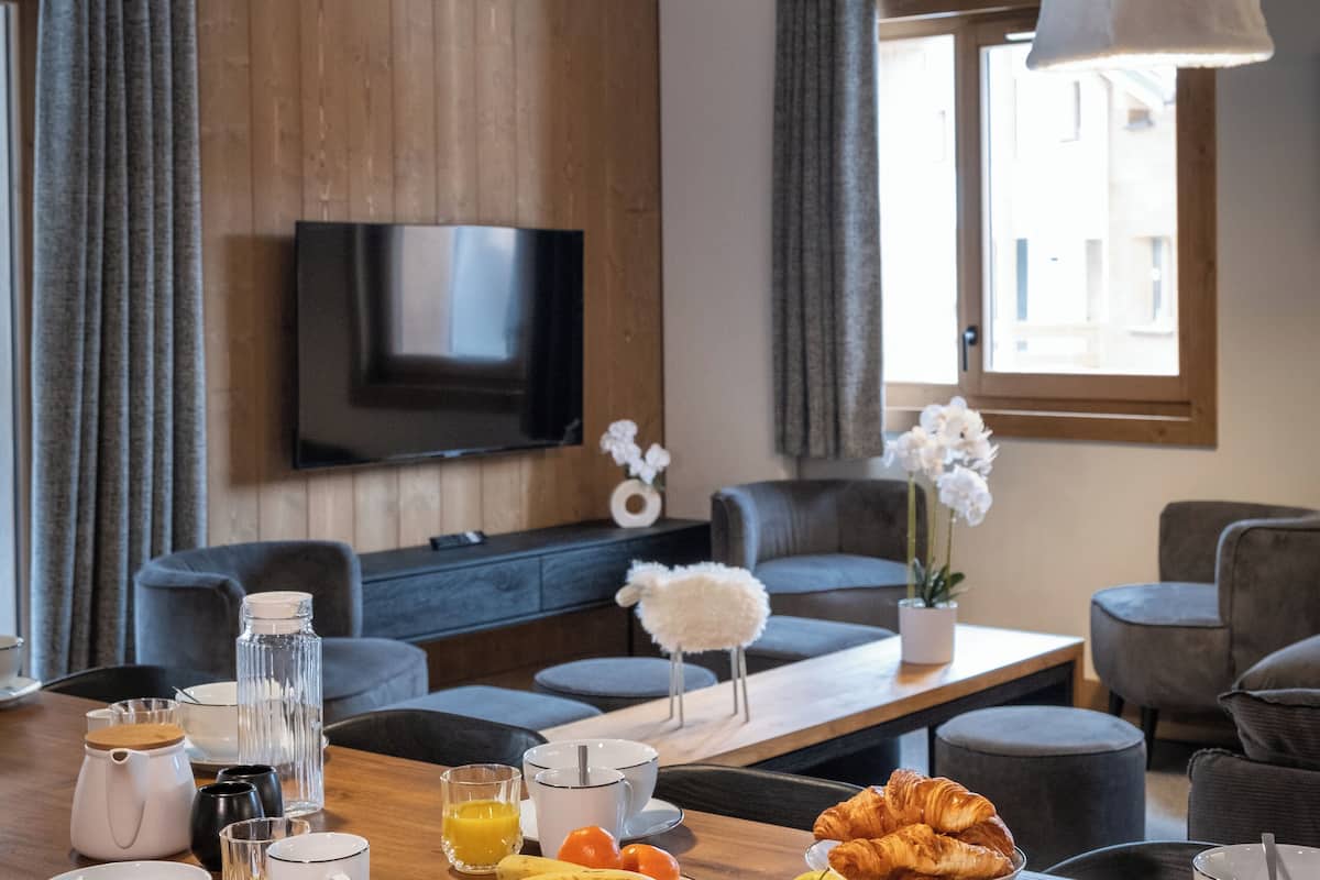 Apartamento standard | Área de estar | TV de tela plana