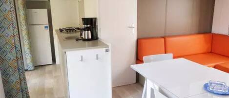 Réfrigérateur, micro-ondes, plaque de cuisson