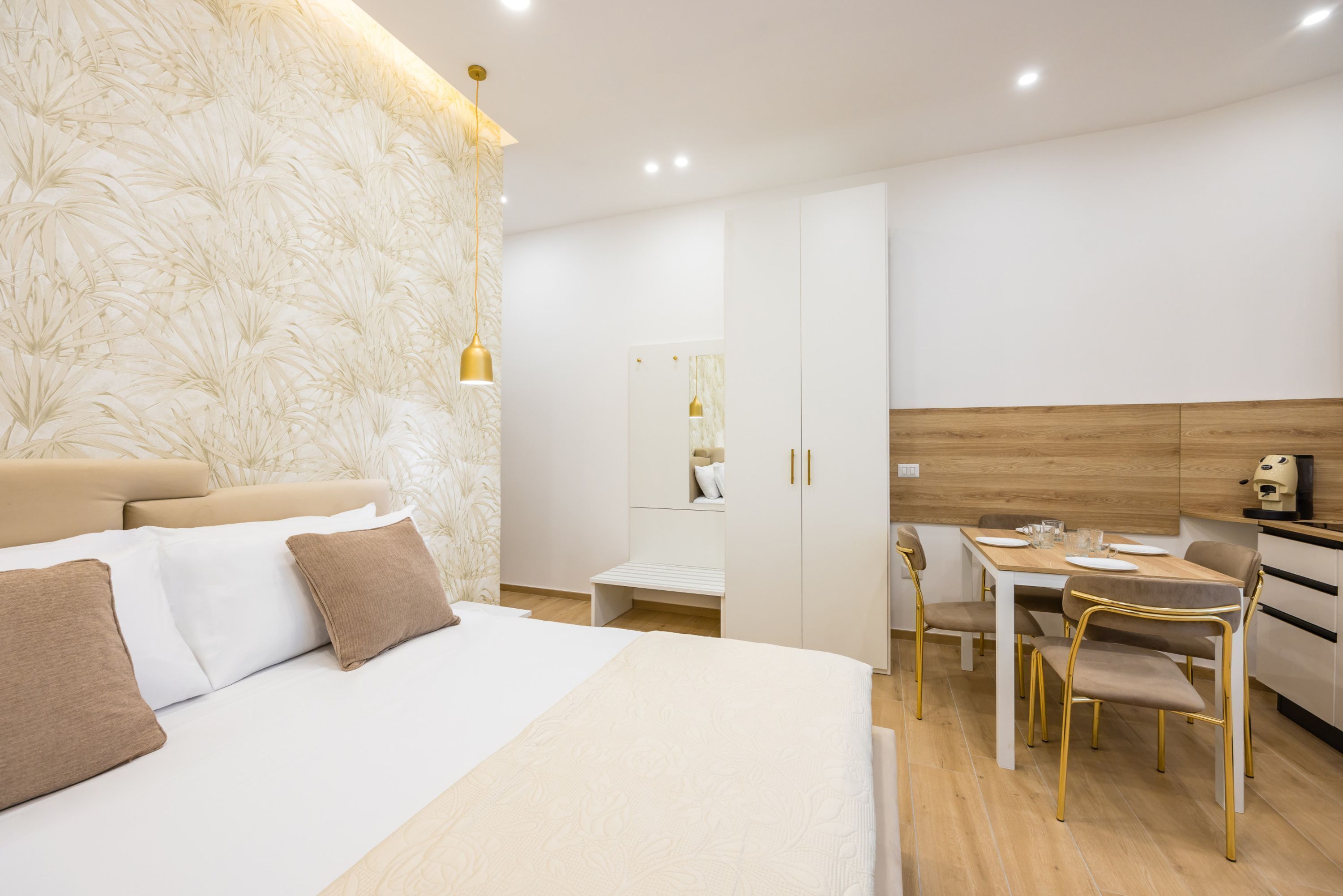 Un dormitorio moderno con una cama grande, un escritorio y una silla.