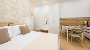 Ein modernes Schlafzimmer mit einem großen Bett, einem Schreibtisch und einem Stuhl.