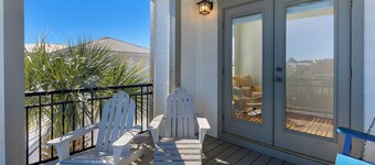 Gulf Side and 2 Minutes to the Beach w/ Private Pool + Beach Chairs & Bikes