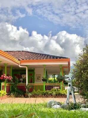 Fachada de la propiedad