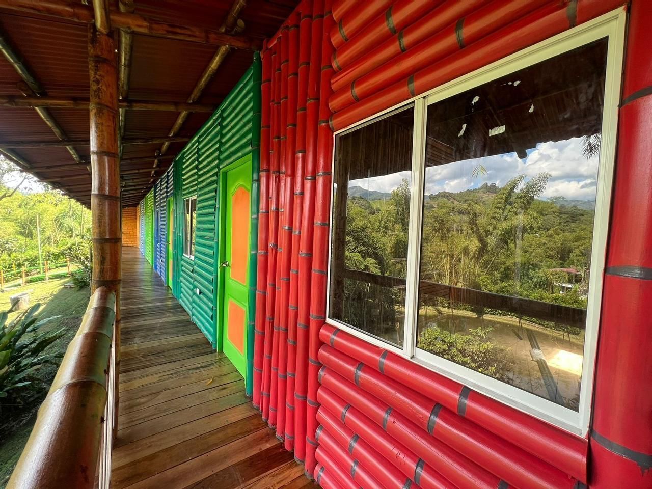 Una terraza cubierta de madera con vistas a un paisaje exuberante.