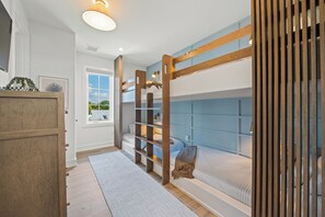 5 bedrooms, iron/ironing board, free WiFi, bed sheets