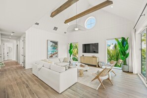 Een smart-tv en een kantoor