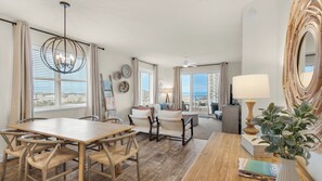 Apartment, Mehrere Betten, Balkon, Meerblick (Ariel Dunes I Unit 601) | Essbereich im Zimmer