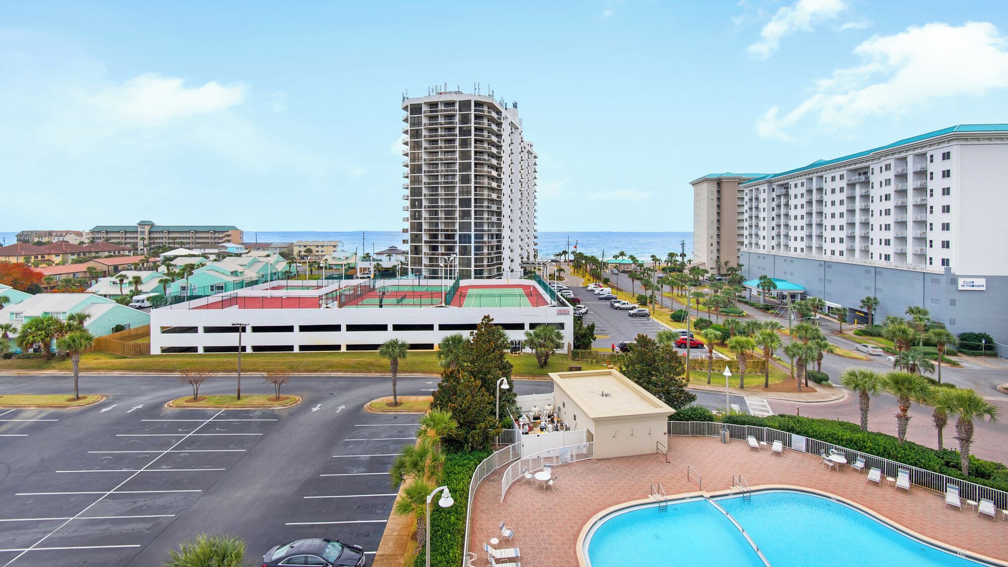 Un hôtel doté d’une grande piscine, d’un court de tennis et d’un parking souterrain.