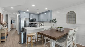Leilighet, flere senger, terrasse, havutsikt (Destin Seafarer Unit 211) | Spiseområde på rommet