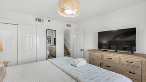 Condo, varias camas, patio, vista al océano (Destin Seafarer Unit 211) | 2 habitaciones, decoración personalizada y muebles diferentes 