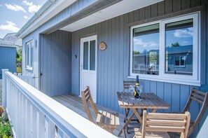 Outdoor dining - Skomer Lodge - 2 Bedroom Lodge - Manorbier (Tenby)