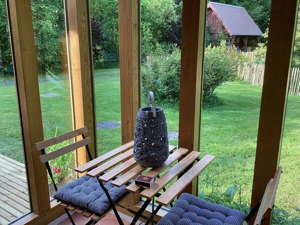 Outdoor dining - Maison de Campagne Rivière et Forêt (Le Brévedent)
