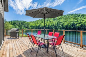 Terrace with barbecue - Lac-Mercher-2 - Enchanting chalet with terrace and lake (St-Raymond)