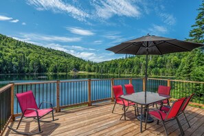 Outdoor dining - Lac-Mercher-2 - Enchanting chalet with terrace and lake (St-Raymond)