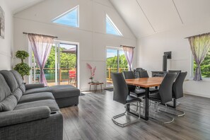 Fernseher, Kamin, Tischtennisplatte