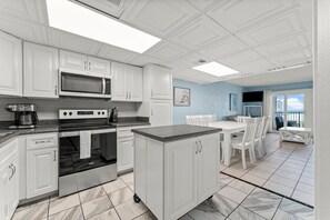 Frigorífico, microondas, horno y placa de cocina