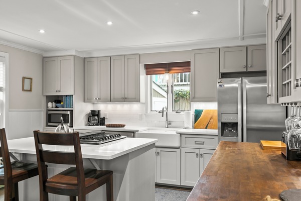 Geladeira, micro-ondas, fogão, cooktop