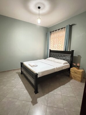 1 bedroom, desk, WiFi, bed sheets - JAM apartment in Najjera, Kampala (Kampala)