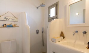 Villa Deluxe | Badrum | Gratis toalettartiklar, hårtork, handdukar och tvål