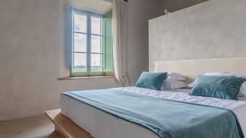 Lyxsvit - balkong - utsikt mot trÀdgÄrden | Minibar, vÀrdeförvaringsskÄp pÄ rummet och skrivbord