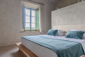 Luksussuite, balkong, hageutsikt | Minibar, safe på rommet, skrivebord og skrivebord for bærbar PC