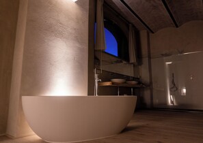 أحواض استحمام وحجيرات دش منفصلة، مستلزمات مجانية للعناية الشخصية