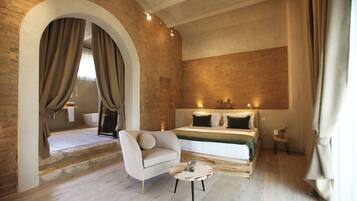 Camera Deluxe, patio, vista giardino | Minibar, una cassaforte in camera, una scrivania, postazione laptop