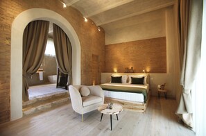 ميني بار وخزنة داخل الغرفة ومكتب ومساحة عمل للكمبيوتر المحمول