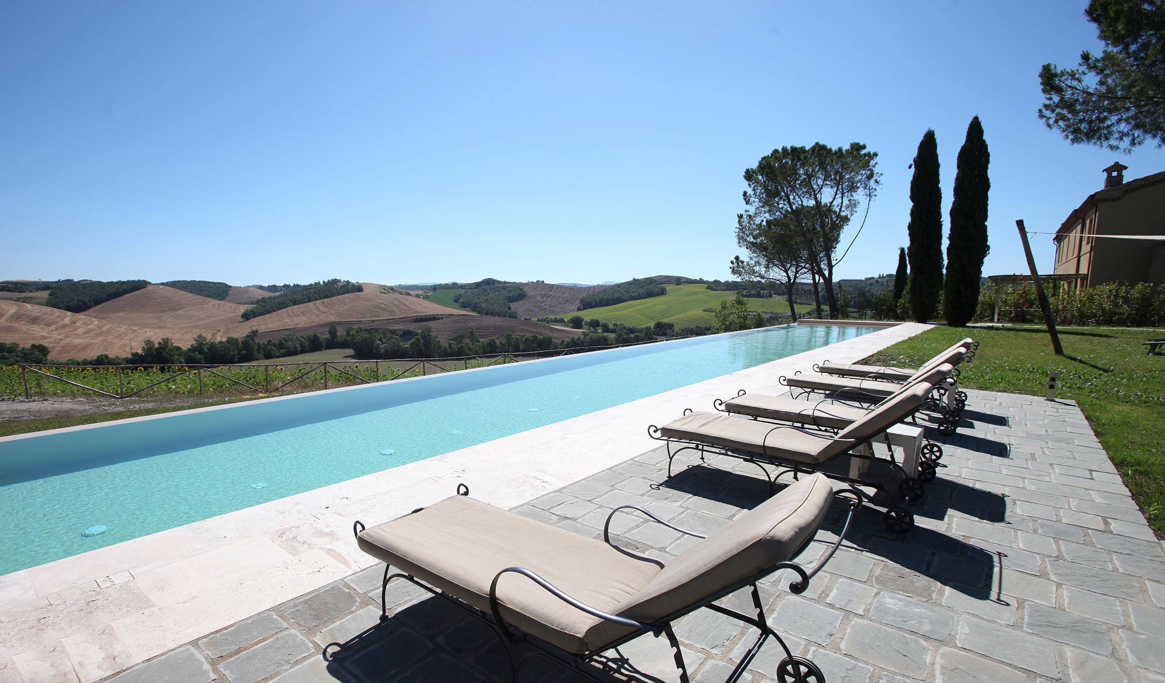 Piscina all'aperto, con ingresso dalle 08:30 alle 20:00, lettini