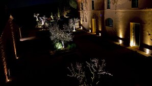 Ein Gebäude mit Innenhof, beleuchtet durch künstliches Licht in der Nacht.