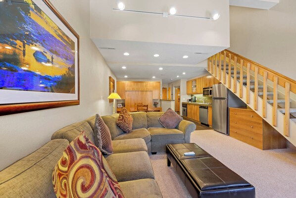 Télévision, lecteur de DVD, table de tennis de table