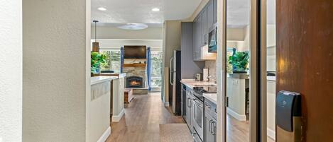 KĂŒhlschrank, Mikrowelle, Ofen, Herdplatte