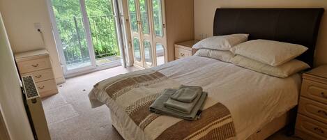 2 makuuhuonetta, silitysrauta/-lauta, Wi-Fi, vuodevaatteet