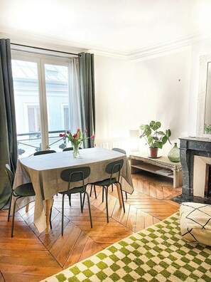 Dining - Joli Appartement au Coeur des Batignolles, Idéal Pour Sillonner Paris en Famille (Paris)