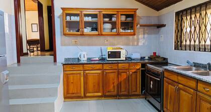 Charming 3-bedroom house in enchanting Aburi with WiFi, AC