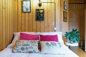 Double Room, Valley View | Peralatan tempat tidur hipoalergenik, gebar bulu kapas 