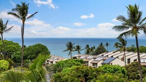 Ein Resort mit mehreren Gebäuden, Palmen und Blick auf den Ozean.