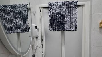 Doccia, asciugacapelli, bidet, asciugamani