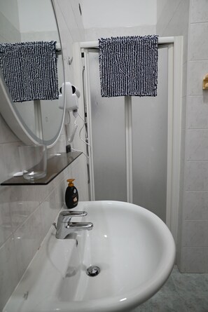 Dusche, Haartrockner, Bidet, Handtücher