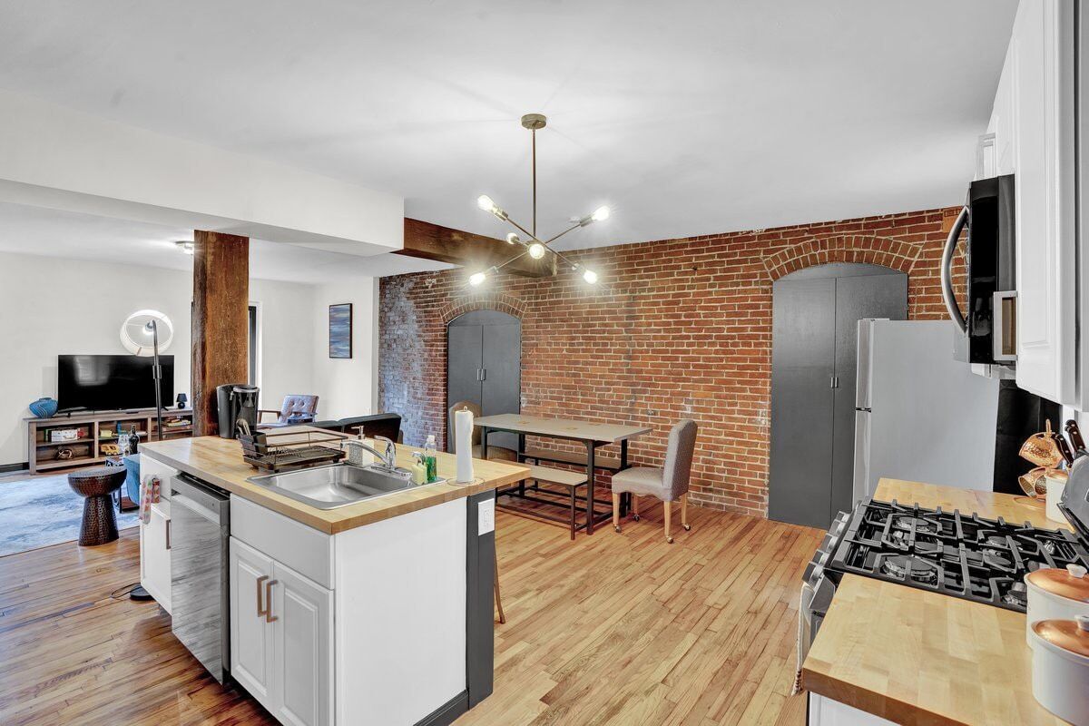 Open Concept Modern Loft - River View - Historic