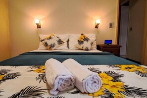 2 Schlafzimmer, Schreibtisch, Bügeleisen/Bügelbrett, Reisekinderbett