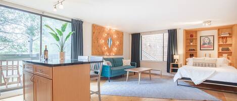 1 habitación, tabla de planchar con plancha y cuna de viaje