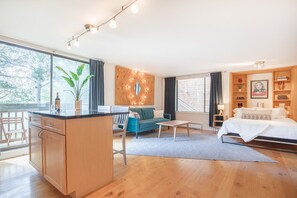 1 chambre, fer et planche à repasser, lit de bébé portatif