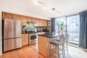 ثلاجة، ميكروويف، موقد طهي مسطح، ماكينة لصنع القهوة/الشاي