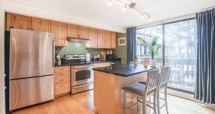 Sunnyside Studio w/ hot tub!