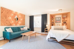 1 chambre, fer et planche à repasser, lit de bébé portatif