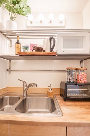 Kühlschrank, Mikrowelle, Wasserkocher mit Kaffee-/Teezubehör