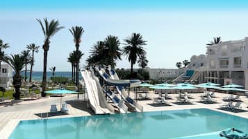 Una piscina cubierta, una piscina al aire libre