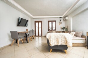 Deluxe Apartment | Ruang tamu | TV 