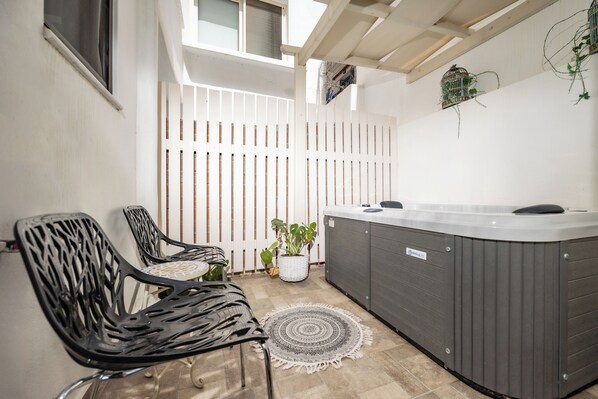Outdoor spa tub