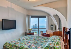 5 bedrooms, iron/ironing board, WiFi, bed sheets